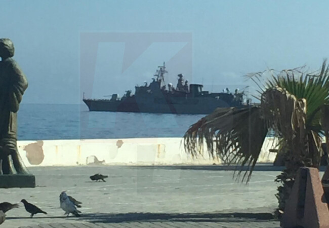 Girne kıyılarında merak uyandıran savaş gemisi